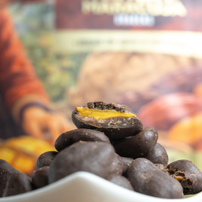 Drágeas de Manga e Maracujá com chocolate 52% cacau adoçado com açúcar de cana integral | 85g