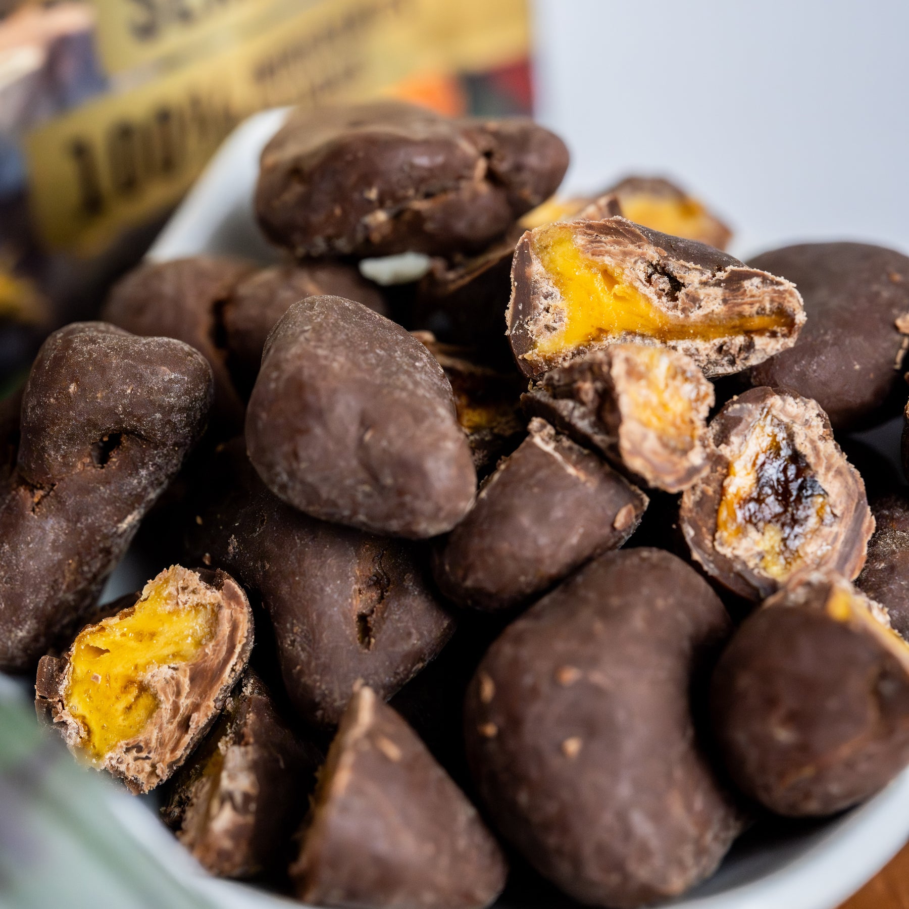 Drágeas de abacaxi com chocolate 52% cacau adoçado com açúcar de cana integral| 85g